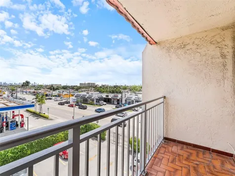 4713 NW 7th Street Miami FL 33126