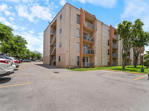 4713 NW 7th Street Miami FL 33126
