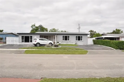 1301 W 61st Place Hialeah FL 33012