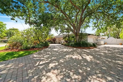 10740 SW 74th Court Pinecrest FL 33156