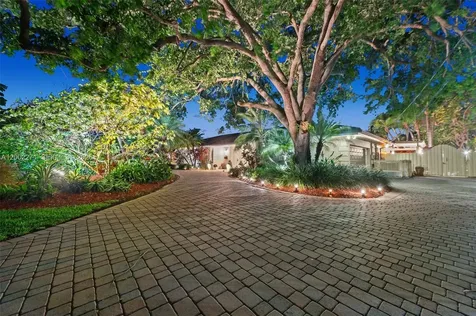 10740 SW 74th Court Pinecrest FL 33156