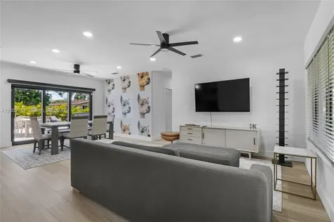 811 NE 17th Court Fort Lauderdale FL 33305