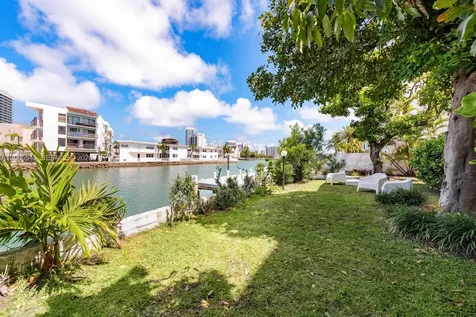 6941 Bay Drive Miami Beach FL 33141