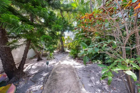 6941 Bay Drive Miami Beach FL 33141
