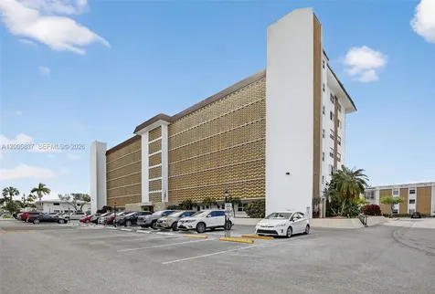 3050 NE 16th Avenue Oakland Park FL 33334