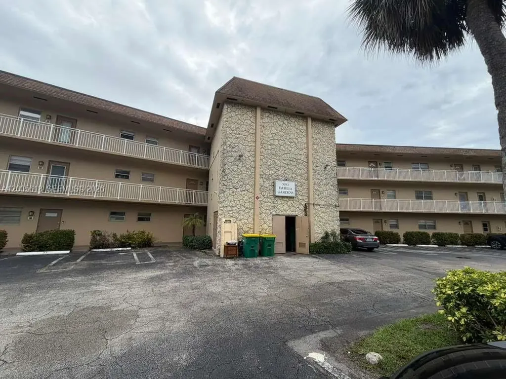 5041 W Oakland Park Boulevard Lauderdale Lakes FL 33313
