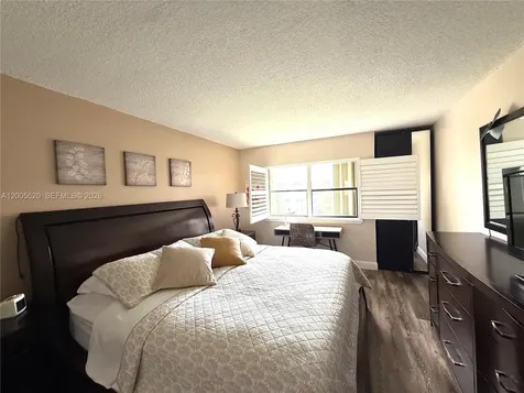 230 Lakeview Drive Weston FL 33326