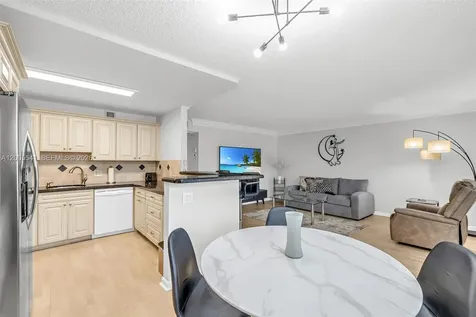 1038 Lyndhurst J Deerfield Beach FL 33442