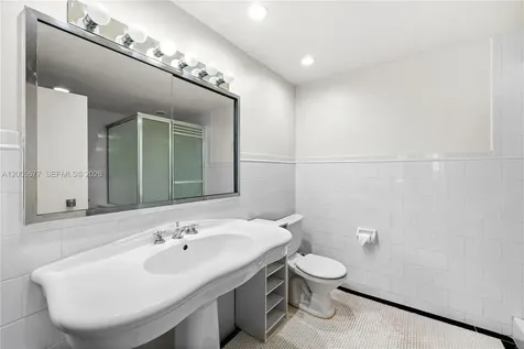 5255 Collins Avenue Miami Beach FL 33140