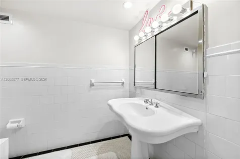 5255 Collins Avenue Miami Beach FL 33140