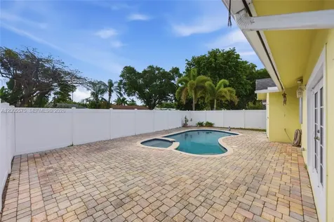 4361 NE 13th Terrace Oakland Park FL 33334