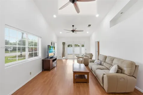 4361 NE 13th Terrace Oakland Park FL 33334