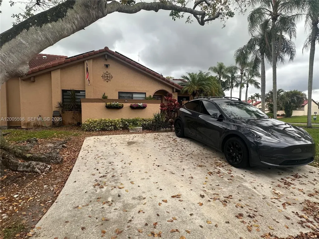 6633 NW 178th Terrace Hialeah FL 33015