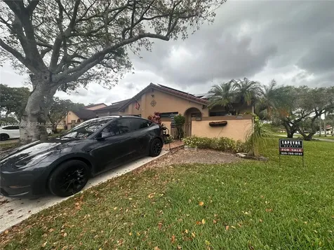 6633 NW 178th Terrace Hialeah FL 33015