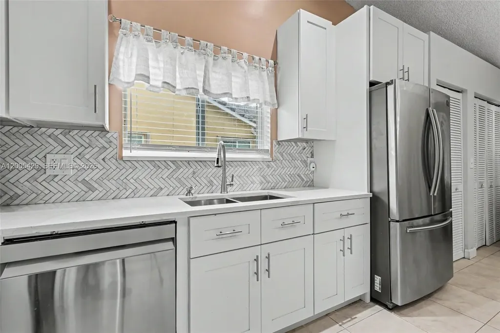 2439 NW 95th Avenue Coral Springs FL 33065