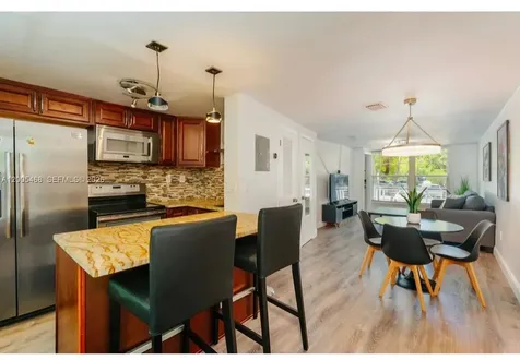 6865 Bay Drive Miami Beach FL 33141