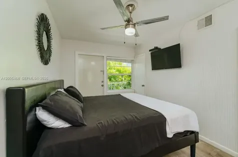6865 Bay Drive Miami Beach FL 33141