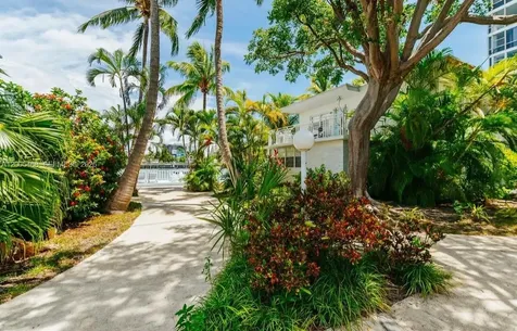 6865 Bay Drive Miami Beach FL 33141