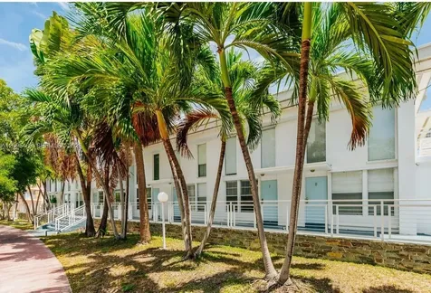 6865 Bay Drive Miami Beach FL 33141