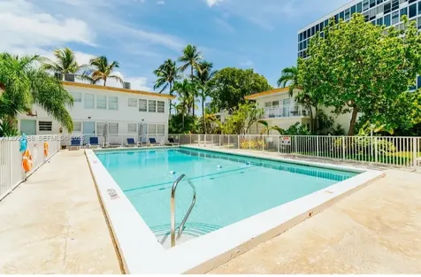 6865 Bay Drive Miami Beach FL 33141