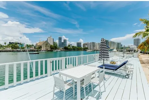 6865 Bay Drive Miami Beach FL 33141