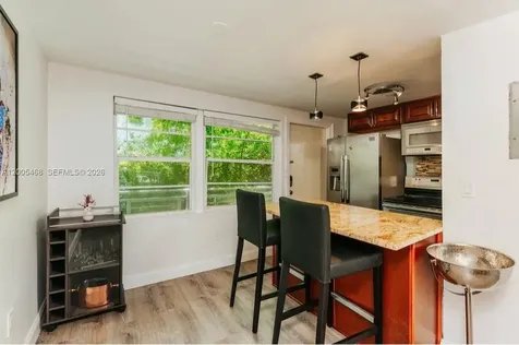 6865 Bay Drive Miami Beach FL 33141