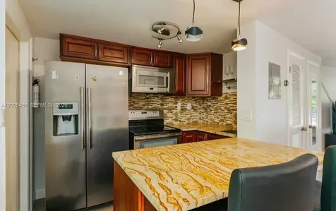 6865 Bay Drive Miami Beach FL 33141