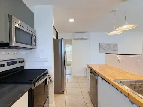 944 Meridian Avenue Miami Beach FL 33139