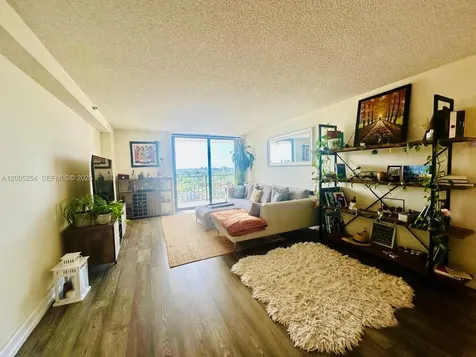 2625 Collins Avenue Miami Beach FL 33140