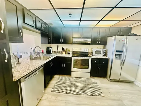 2625 Collins Avenue Miami Beach FL 33140