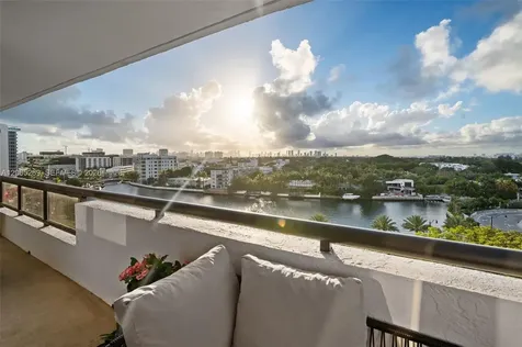 2555 Collins Avenue Miami Beach FL 33140
