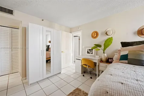 2555 Collins Avenue Miami Beach FL 33140
