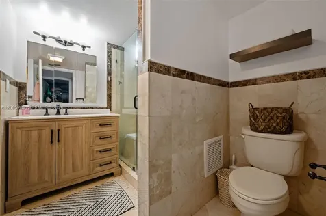 2555 Collins Avenue Miami Beach FL 33140