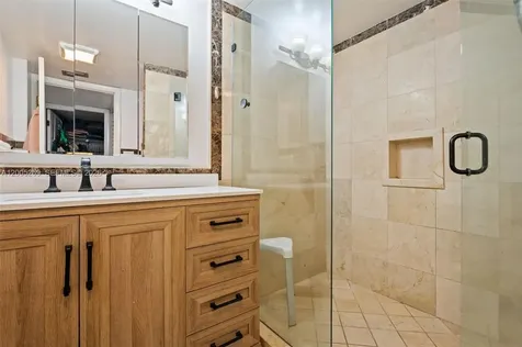 2555 Collins Avenue Miami Beach FL 33140