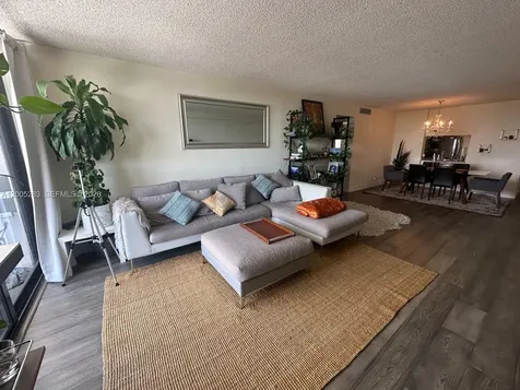 2625 Collins Avenue Miami Beach FL 33140