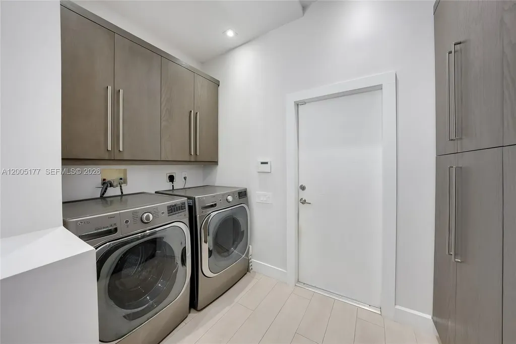 1366 W Harbor View W Hollywood FL 33019
