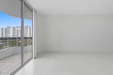 19195 NE Mystic Pointe Drive Aventura FL 33180