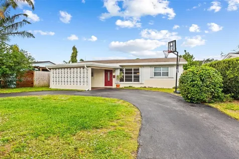 2210 N 57th Way Hollywood FL 33021