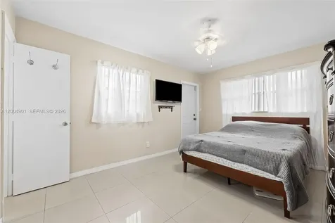 2210 N 57th Way Hollywood FL 33021