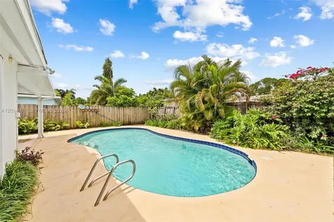 2210 N 57th Way Hollywood FL 33021