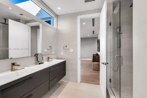 285 W Mashta Drive Key Biscayne FL 33149
