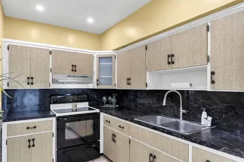 3694 NW 20th Street Miami FL 33142