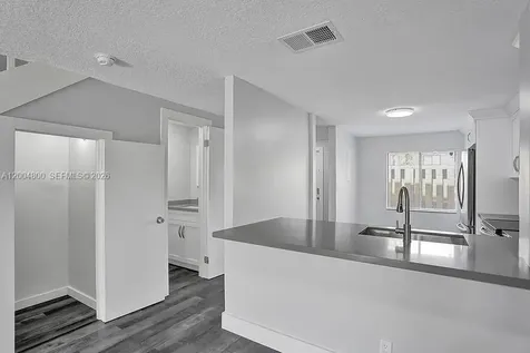 5084 S University Drive Davie FL 33328