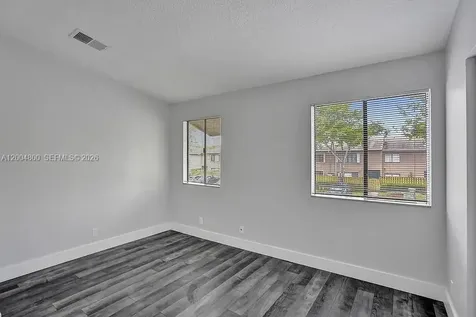 5084 S University Drive Davie FL 33328