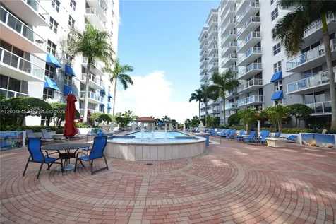 5077 NW 7th Street Miami FL 33126