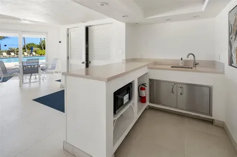 600 Grapetree Drive Key Biscayne FL 33149