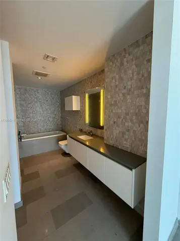 68 SE 6th Street Miami FL 33131