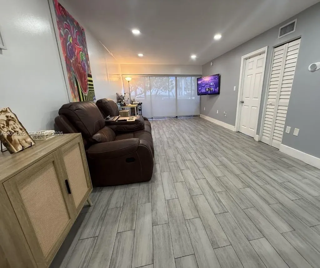 5767 Washington Street Hollywood FL 33023