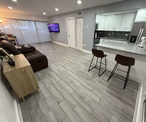5767 Washington Street Hollywood FL 33023