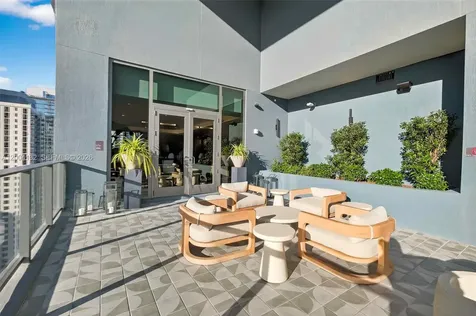 121 NE 5th Steet Miami FL 33132